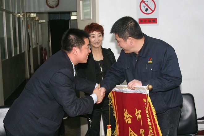 何军拾金不昧彰显美德