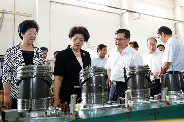 陈至立视察东方钽业公司钽丝生产线